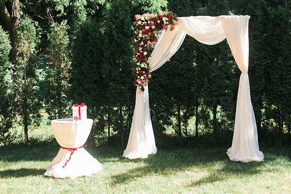 Enhance the Moment When You Say I Do With Wedding Arch RentalsEnhance the Moment When You Say I Do With Wedding Arch Rentals